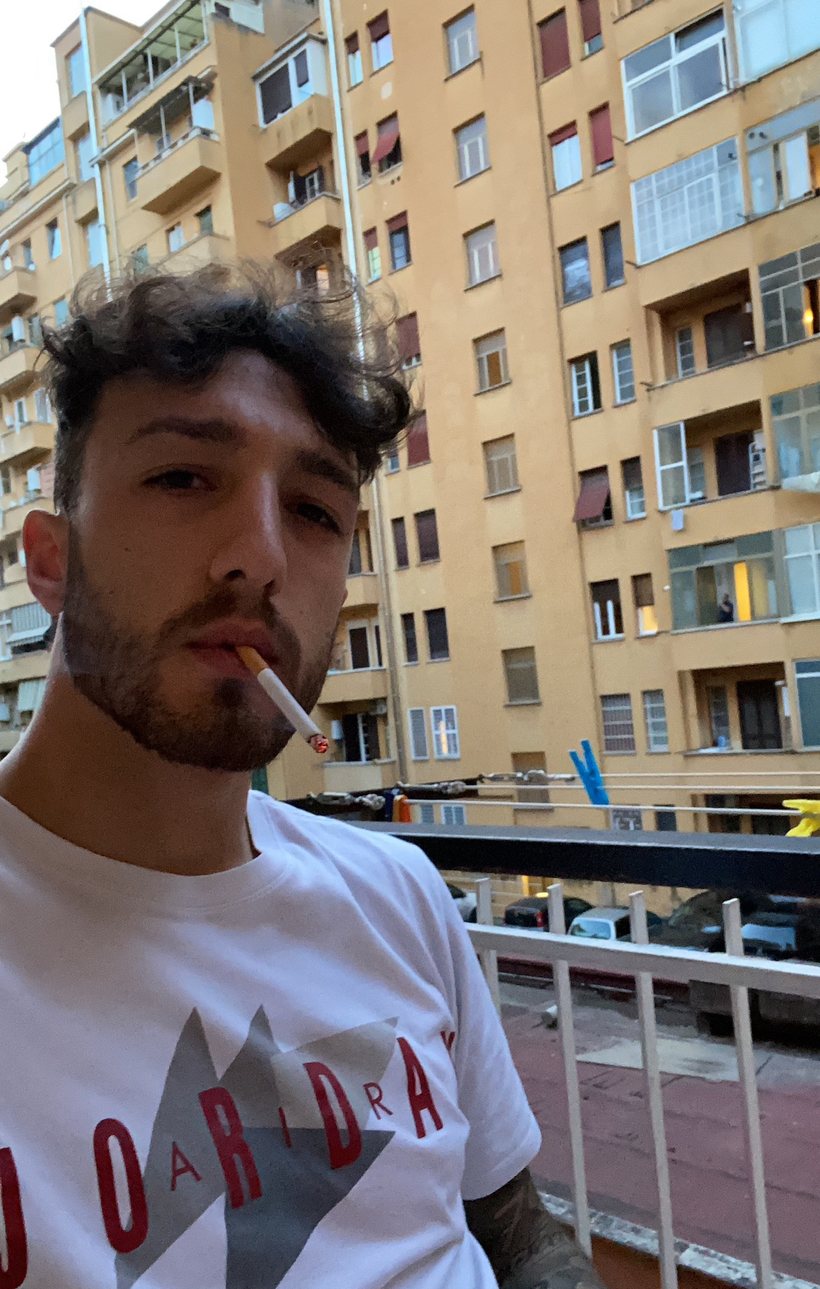 Alessandro Ettorre da fumatore, su un balcone nel 2020