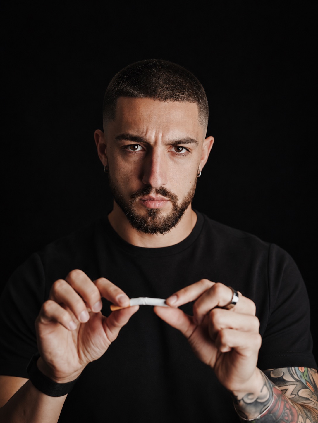 Alessandro Ettorre spezza in due una sigaretta